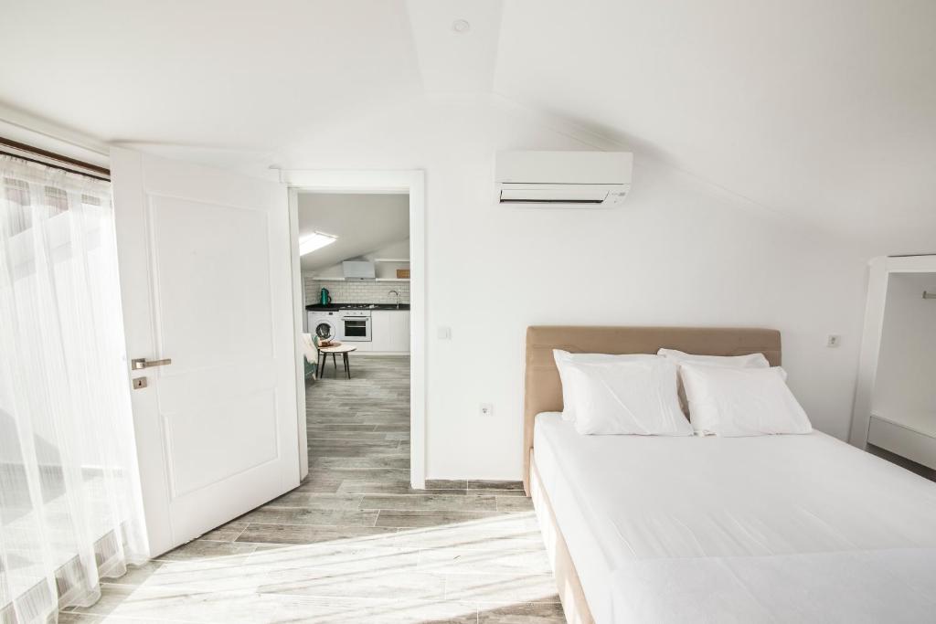 A bed or beds in a room at Cedrus Suites