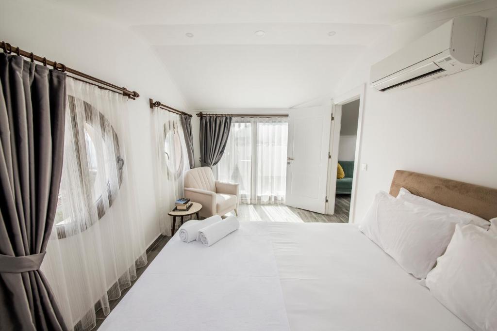 A bed or beds in a room at Cedrus Suites