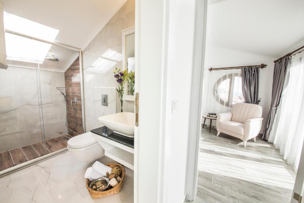 A bathroom at Cedrus Suites