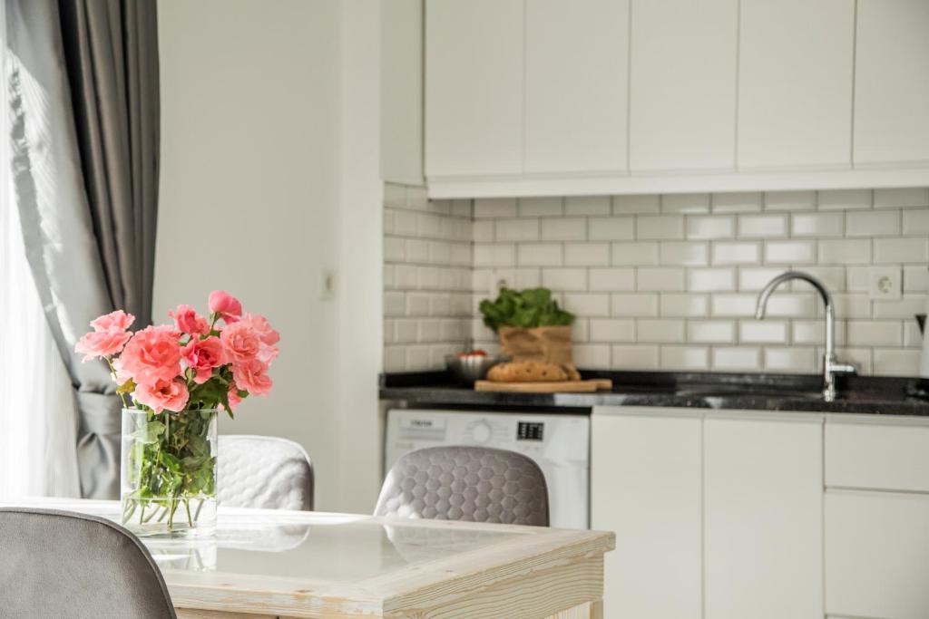 A kitchen or kitchenette at Cedrus Suites