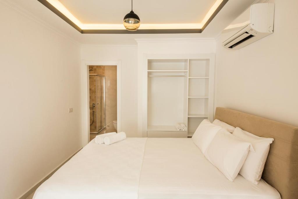A bed or beds in a room at Cedrus Suites