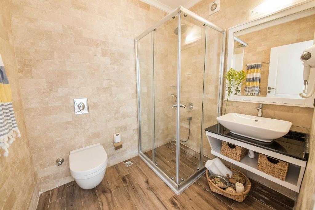 A bathroom at Cedrus Suites