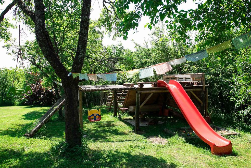 Dječje igralište u objektu Na Okić - a private forest oasis