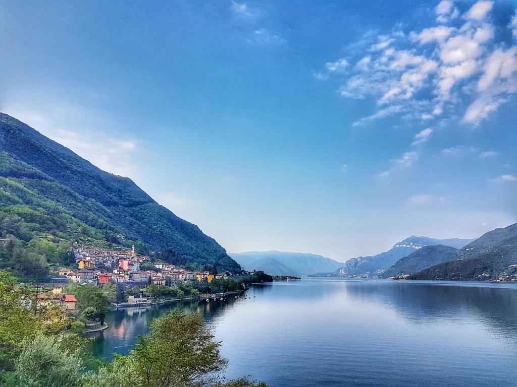 vista su un lago con città e montagne di Locanda Dell'Era a Dorio