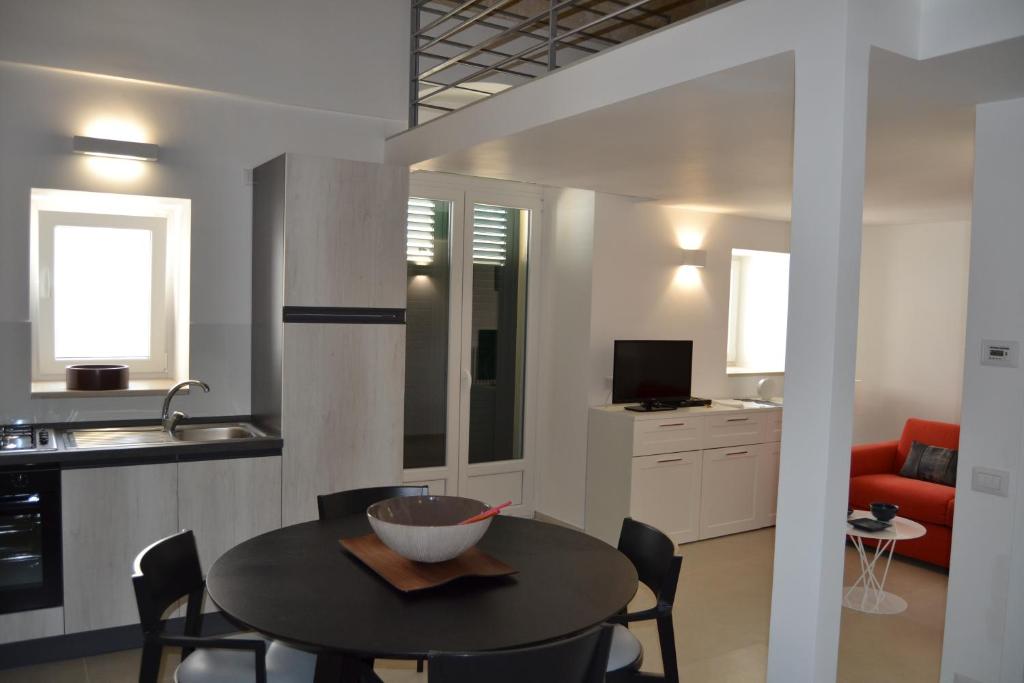 uma cozinha e sala de jantar com mesa e cadeiras em BRG APARTMENTS em Matera