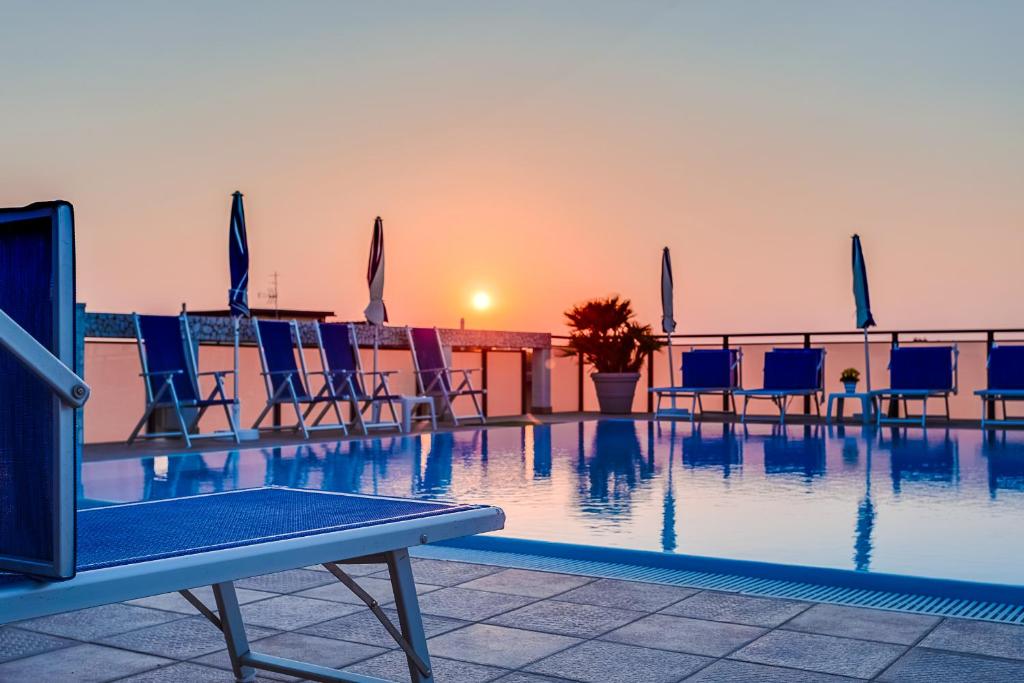 Východ nebo západ slunce při pohledu z hotelu nebo okolí