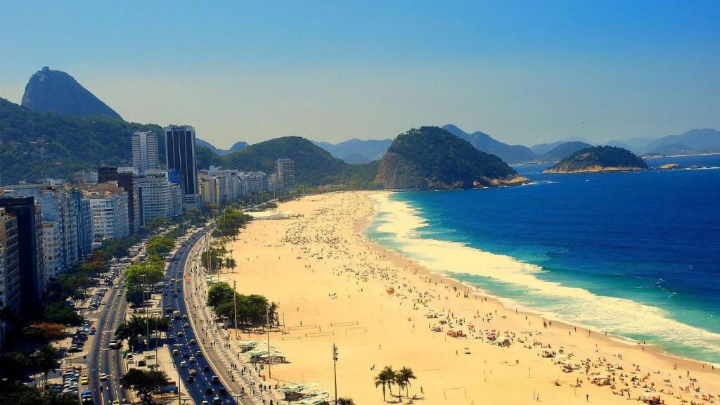 a beach with a lot of people and the ocean at xxxxxxxxxxxxxxxx in Rio de Janeiro
