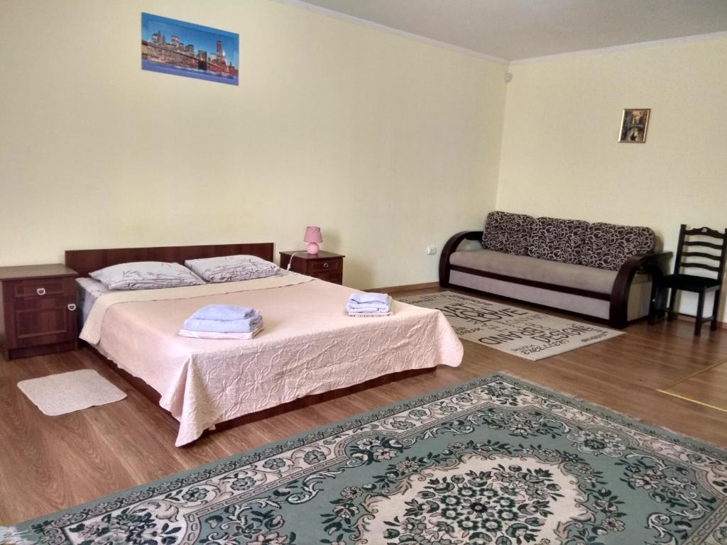 ムカチェヴォにあるApartments "Domovik" Beljaeva,5аのベッドルーム1室(ベッド1台、ソファ、ラグ付)