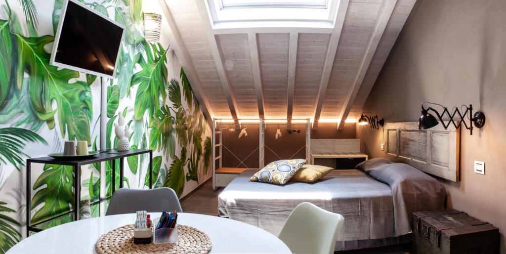 a room with a bed and a table and chairs at 150 LatoMare in Marina di Carrara