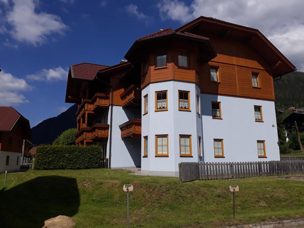 ein großes weißes Haus mit Holzdach in der Unterkunft Haus Camilla by Globalimmoservice in Bad Kleinkirchheim
