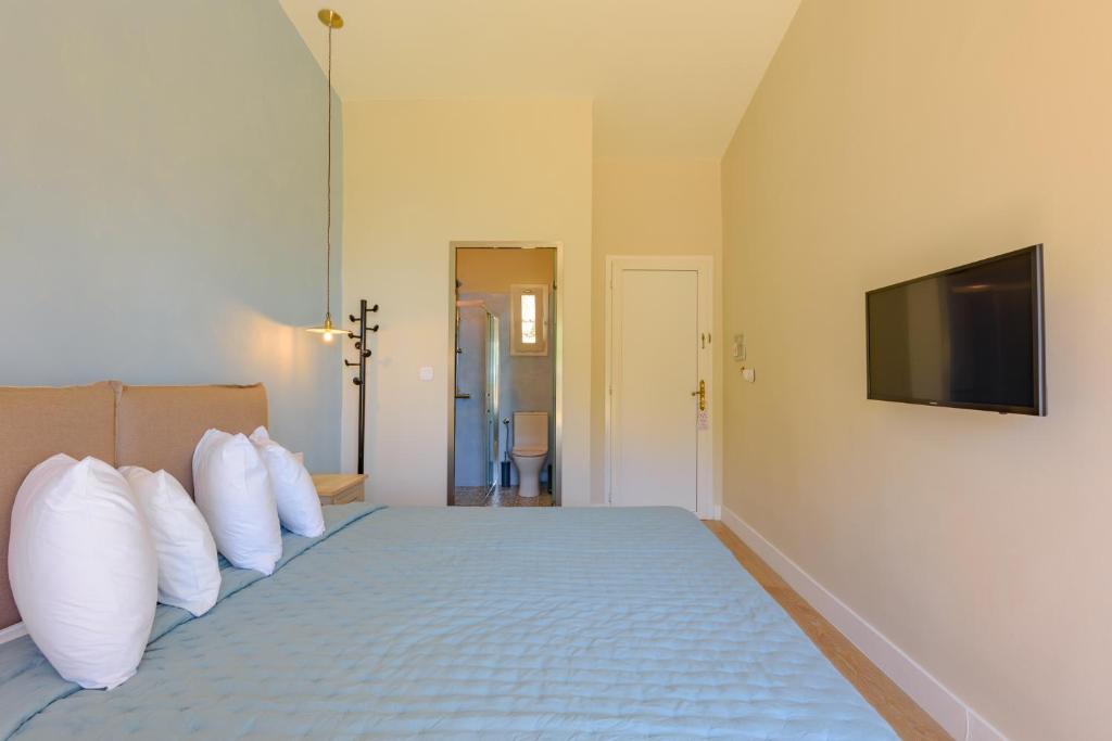Televízia a/alebo spoločenská miestnosť v ubytovaní Panas Hotel
