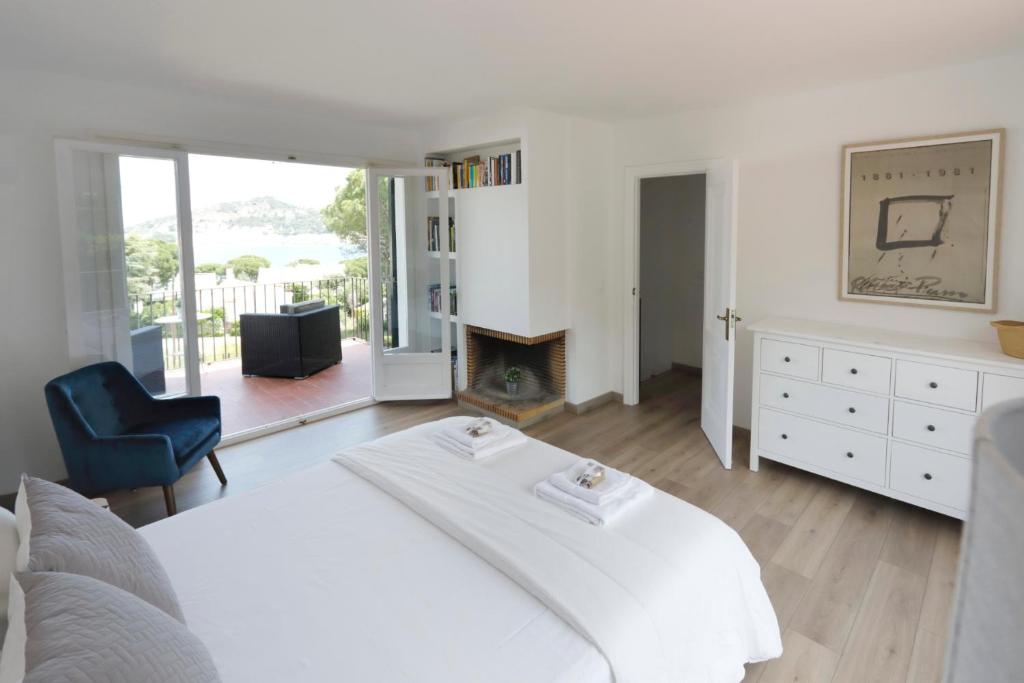 A bed or beds in a room at Ideal house for families with pool
