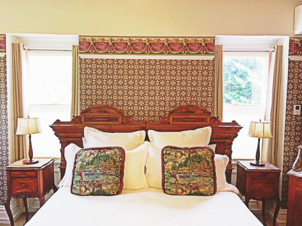 Churchill Manor - Deluxe King Suite