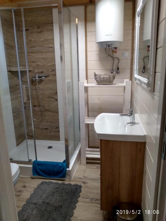 オクニンカにあるArena White Housesのバスルーム(シャワー、洗面台、トイレ付)