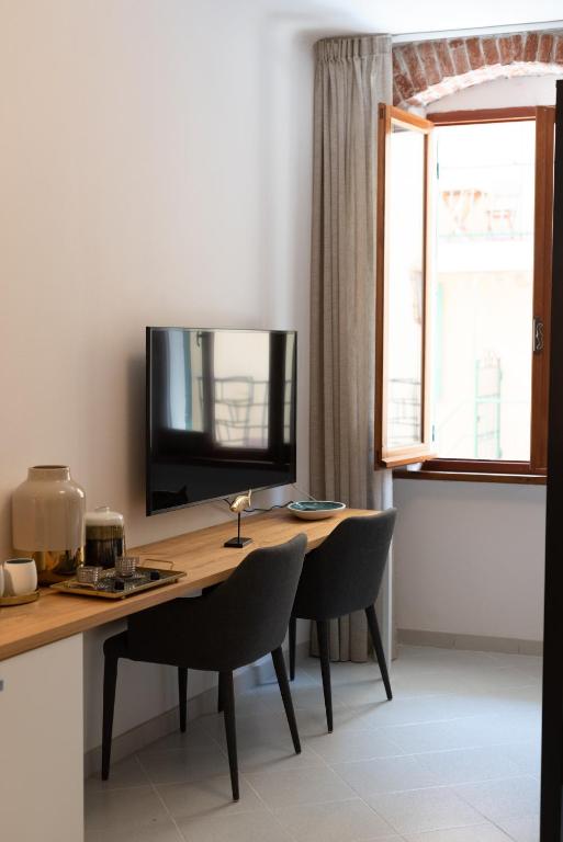 Televízia a/alebo spoločenská miestnosť v ubytovaní L'EMPORIO ROOMS