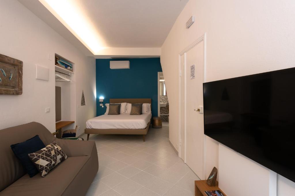 Televízia a/alebo spoločenská miestnosť v ubytovaní L'EMPORIO ROOMS