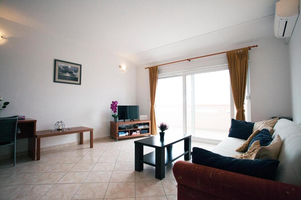 Televízia a/alebo spoločenská miestnosť v ubytovaní Penthouse Christina with Pool - Large Sunny Terrace - Seaview - 250m to Beach and Restaurants - Free Parking - Trogir and Ciovo - 15 minutes to airport