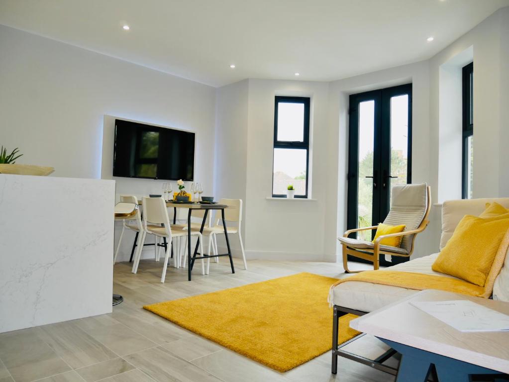 Μια τηλεόραση ή/και κέντρο ψυχαγωγίας στο Beautiful AlumPointe Apartment - 400m to the beach