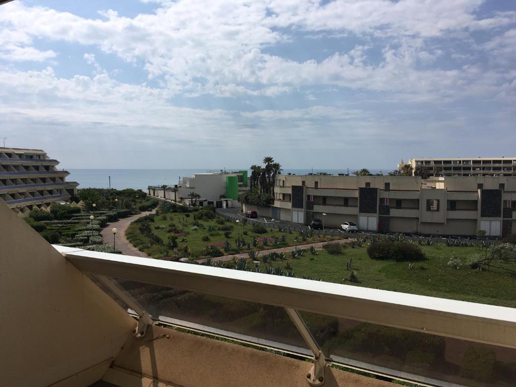 - un balcon offrant une vue sur une ville avec des bâtiments dans l'établissement Studio Naturiste PaulAna Héliopolis L39, au Cap d'Agde