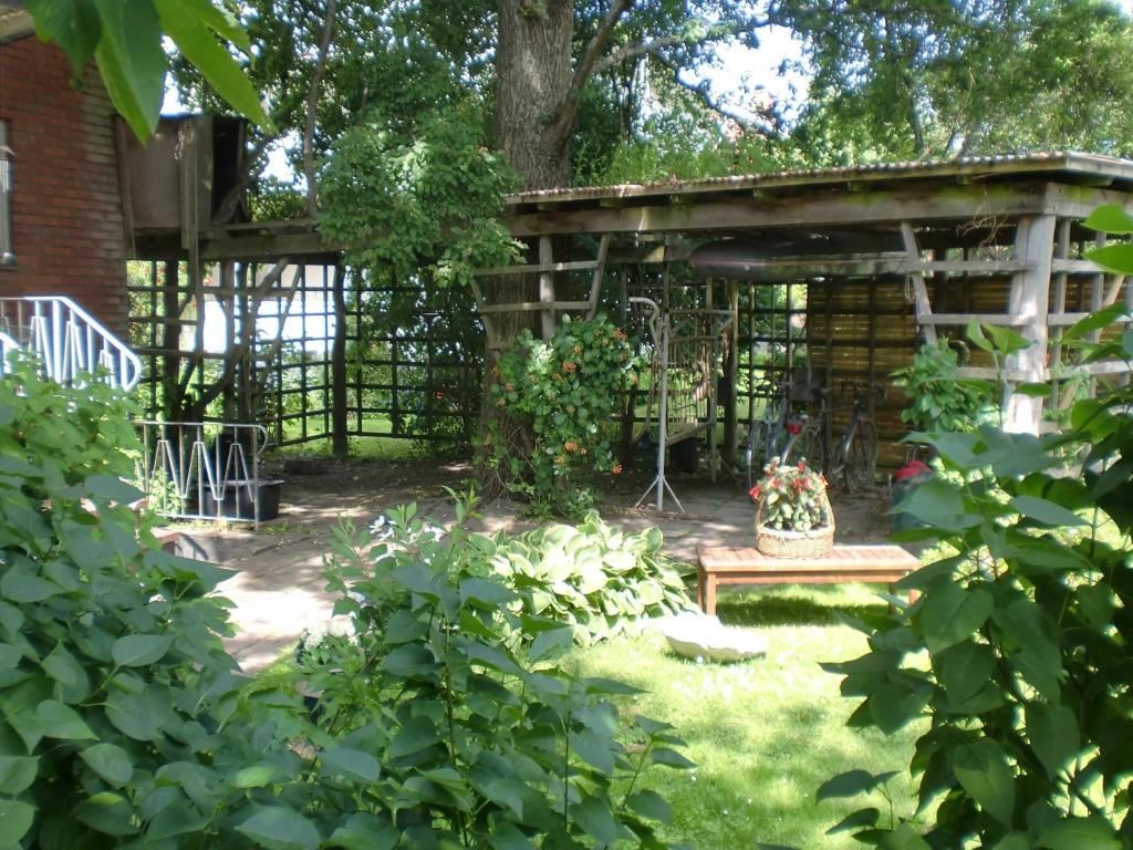 Zahrada ubytování Trollhättans Bed and Breakfast