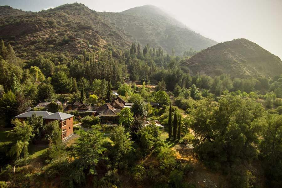 una vista aérea de una casa en un valle con montañas en Hotel Altiplanico Cajón del Maipo, en San José de Maipo