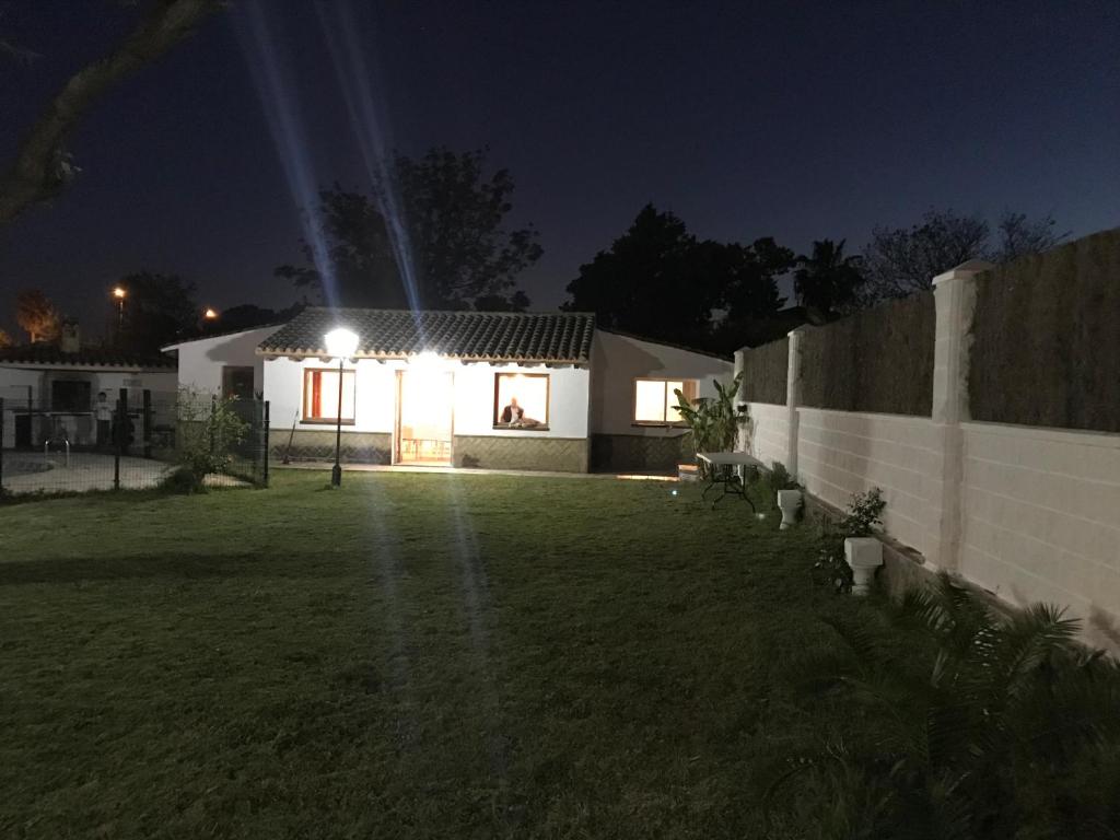 A garden outside Casa independiente con piscina y pista deportiva privadas