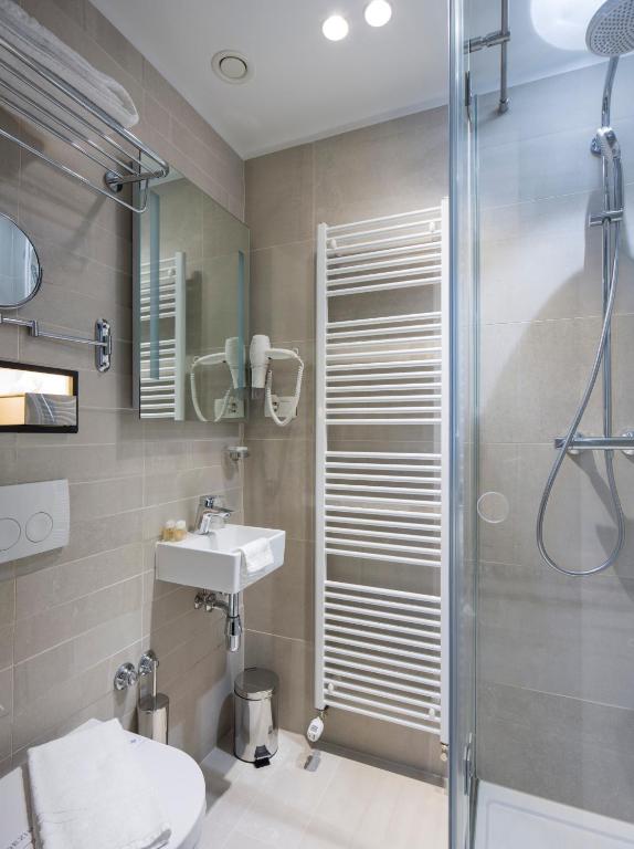Koupelna v ubytování Livris Hotel