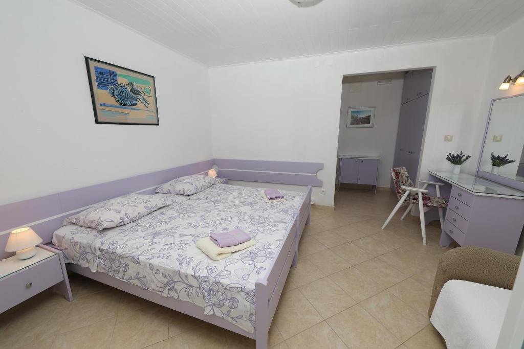 Rúm í herbergi á Ribičić Guesthouse