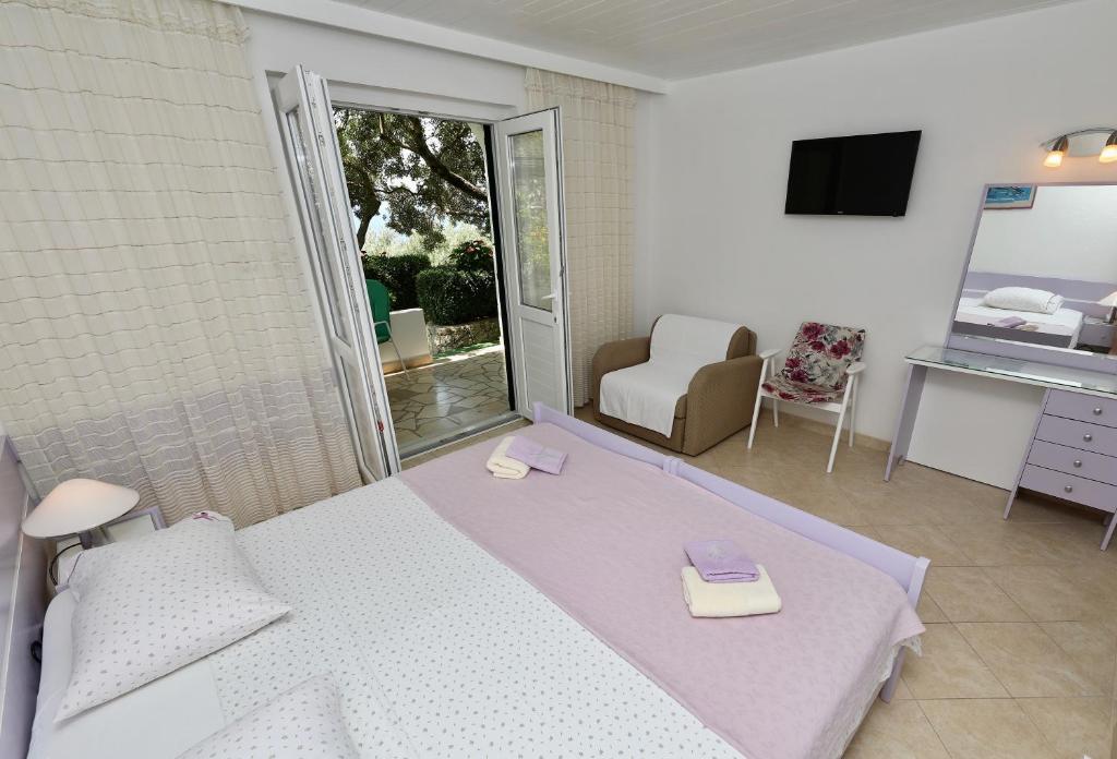 Rúm í herbergi á Ribičić Guesthouse