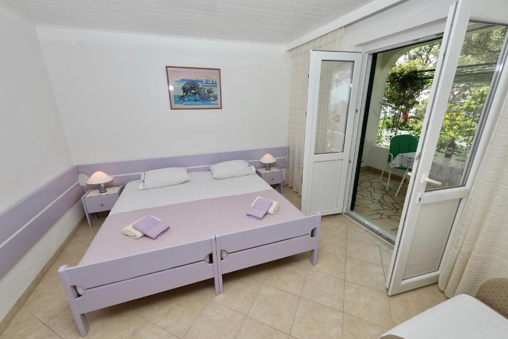 Rúm í herbergi á Ribičić Guesthouse