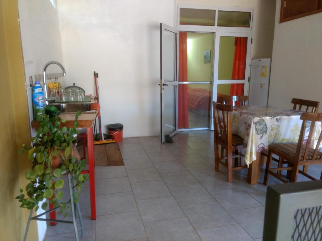a kitchen and dining room with a table and chairs at El departamento de Romy in Puerto Iguazú