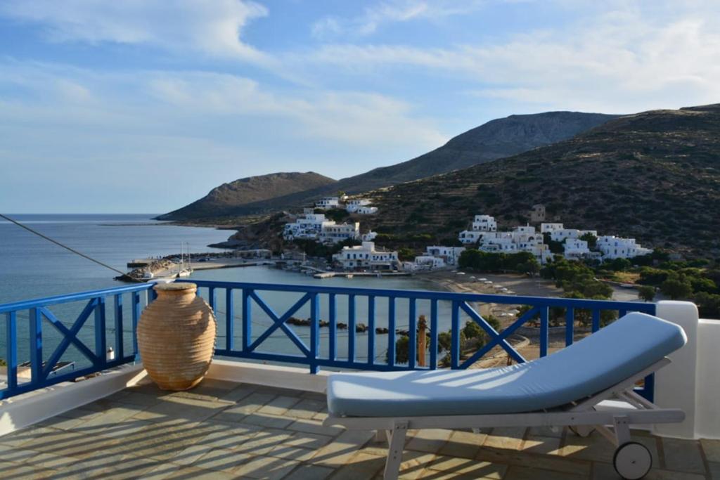 een bankje op een balkon met uitzicht op de oceaan bij Sikinos Best View in Alopronia