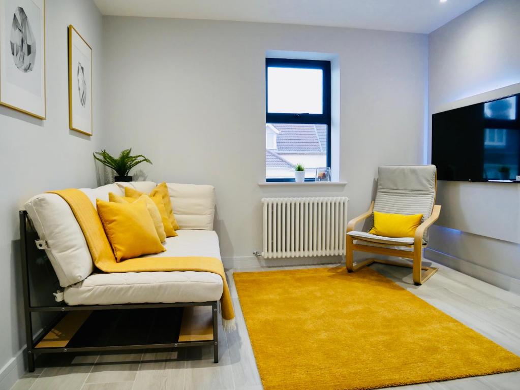 Posezení v ubytování Beautiful Brand New Apartment near the BEACH