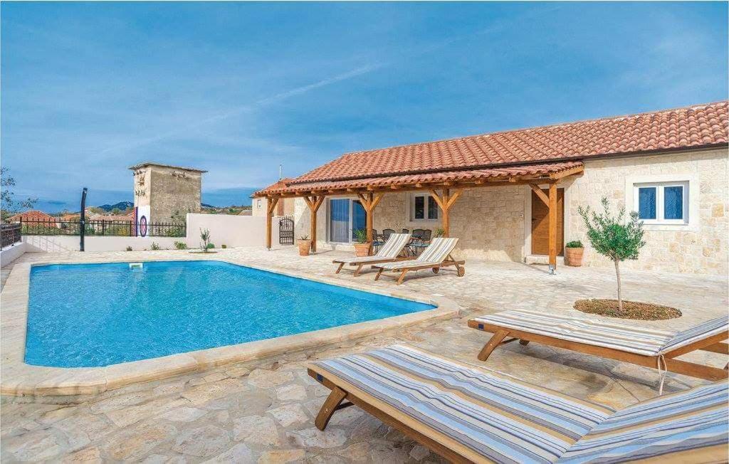 Bazén v ubytovaní Holiday house Barba - Vrana alebo v jeho blízkosti