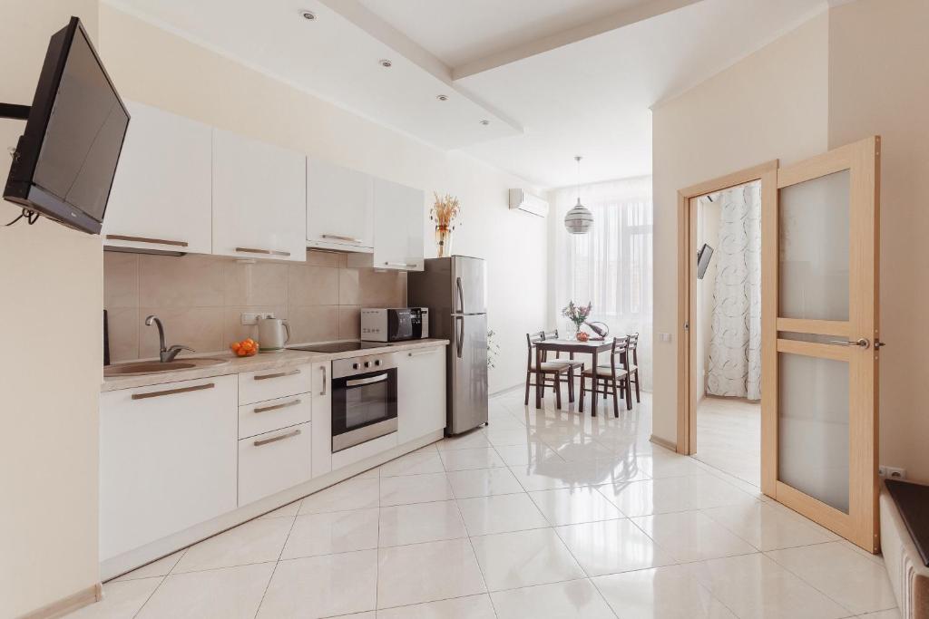 Kuchyňa alebo kuchynka v ubytovaní Siesta Arkadia Apartament