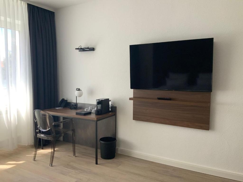 TV a/nebo společenská místnost v ubytování Hotel am Schlosstheater