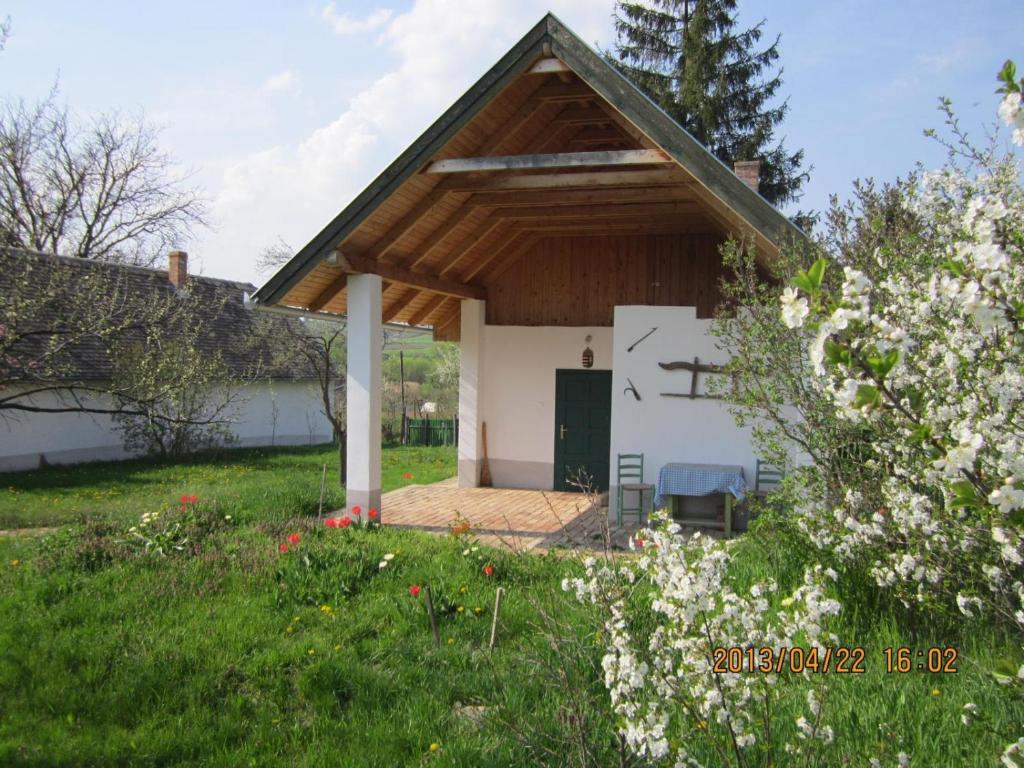 Erdősmecskei sváb vendégházak és Jurtaszállás - One-Bedroom House With Terrace