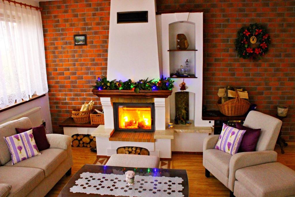Clara Valis - Village House - Housity