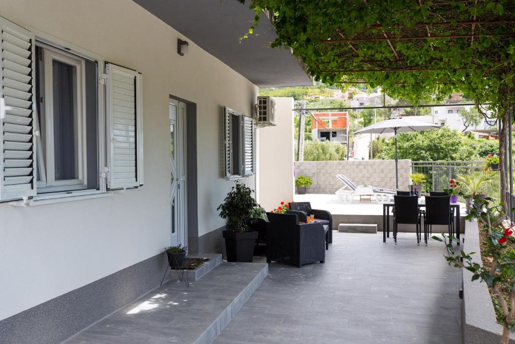 Balkón alebo terasa v ubytovaní Apartments Lidija - sea view apartment with exclusive right of using hot tub or split level apartment with exclusive right of using pool