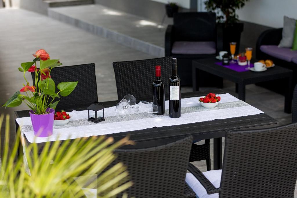 Nápoje v ubytovaní Apartments Lidija - sea view apartment with exclusive right of using hot tub or split level apartment with exclusive right of using pool