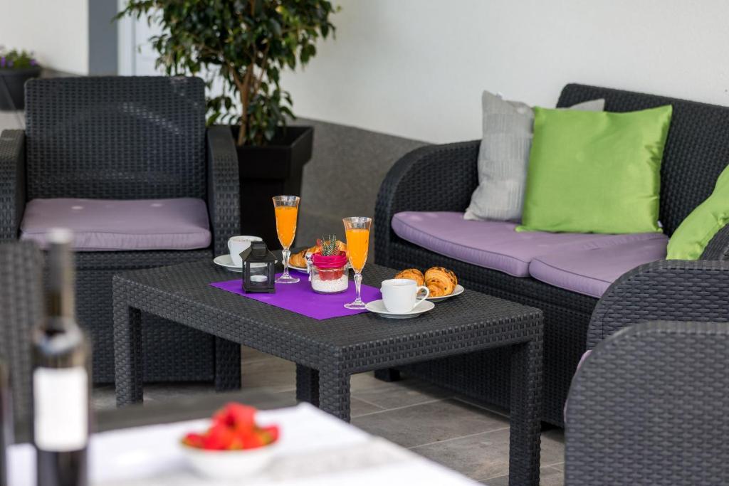 Nápoje v ubytovaní Apartments Lidija - sea view apartment with exclusive right of using hot tub or split level apartment with exclusive right of using pool