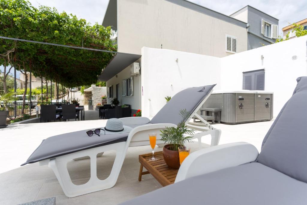 Posedenie v ubytovaní Apartments Lidija - sea view apartment with exclusive right of using hot tub or split level apartment with exclusive right of using pool