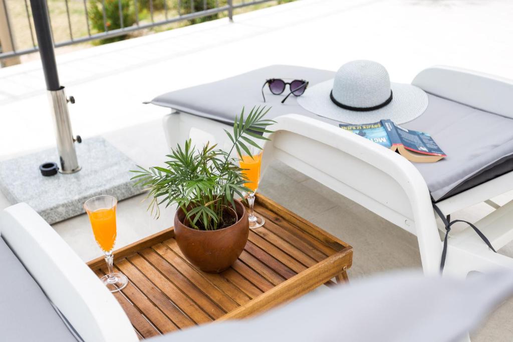 Nápoje v ubytovaní Apartments Lidija - sea view apartment with exclusive right of using hot tub or split level apartment with exclusive right of using pool