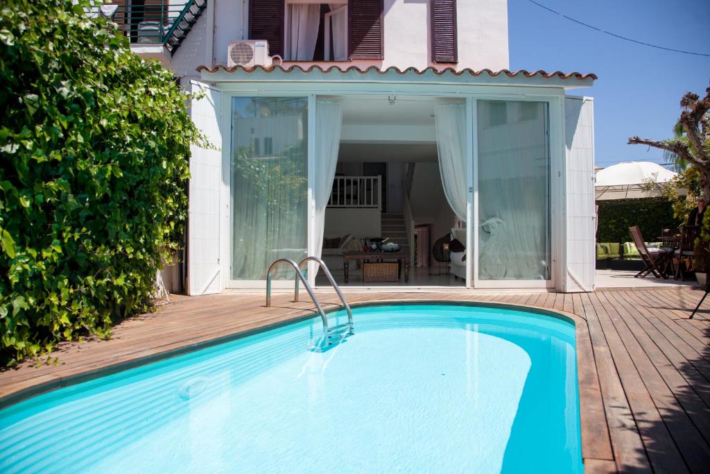 una piscina frente a una casa en New Opening Villa Oasis Terramar, en Sitges