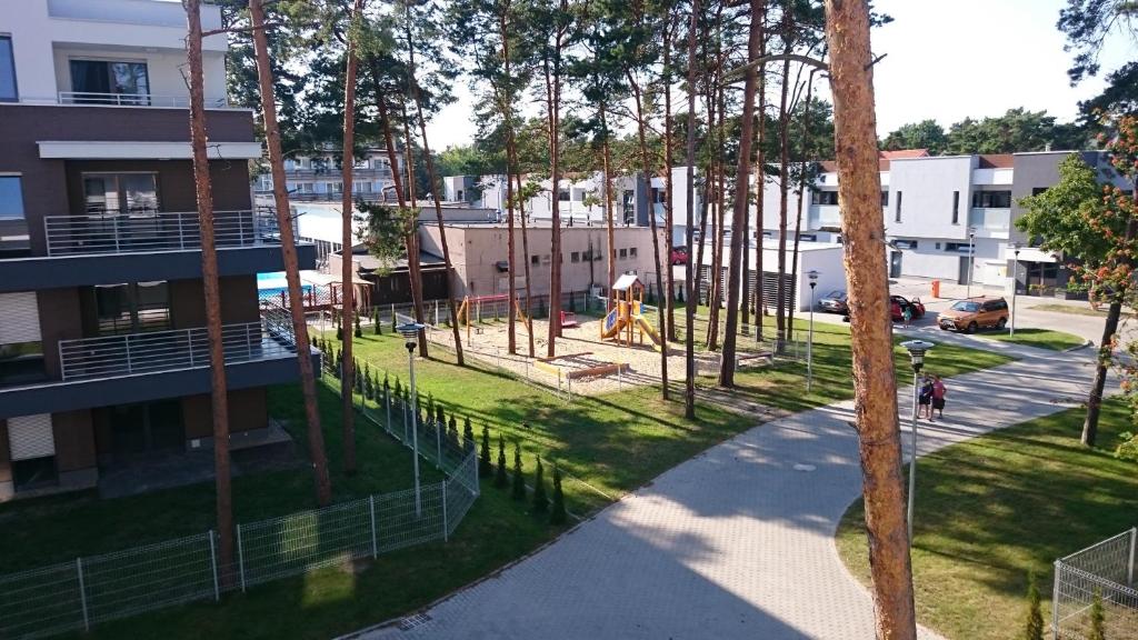 波葛佐莉扎的住宿－Baltic Pogorzelica，享有公园空中美景,设有游乐场