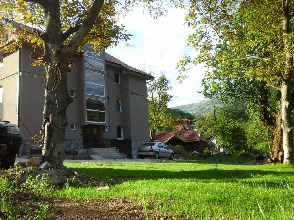 Crni Vrh的住宿－BAJKA，院子里有树的房子