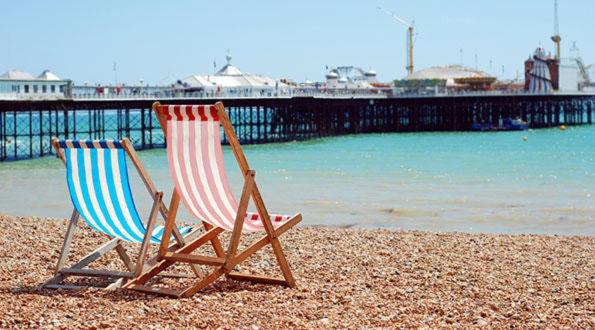 due sedie sedute su una spiaggia vicino all'oceano di Gorgeous 2 bedroom apt by the beach and town a Brighton & Hove