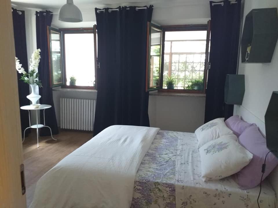 um quarto com uma cama com duas almofadas em Alla Ghigliotta em Viverone