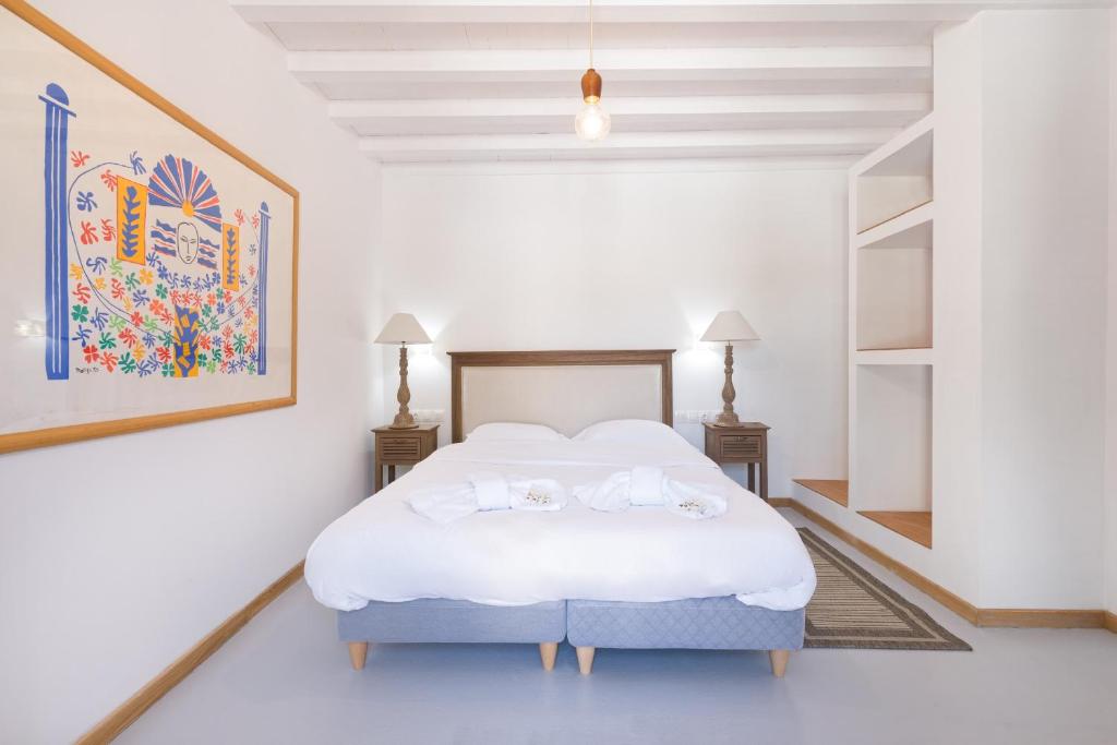 Postel nebo postele na pokoji v ubytování Syros village suites