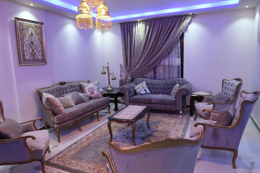 uma sala de estar com sofás e cadeiras e um lustre em Cairo Egypt Al Rehab amazing Flat no Cairo